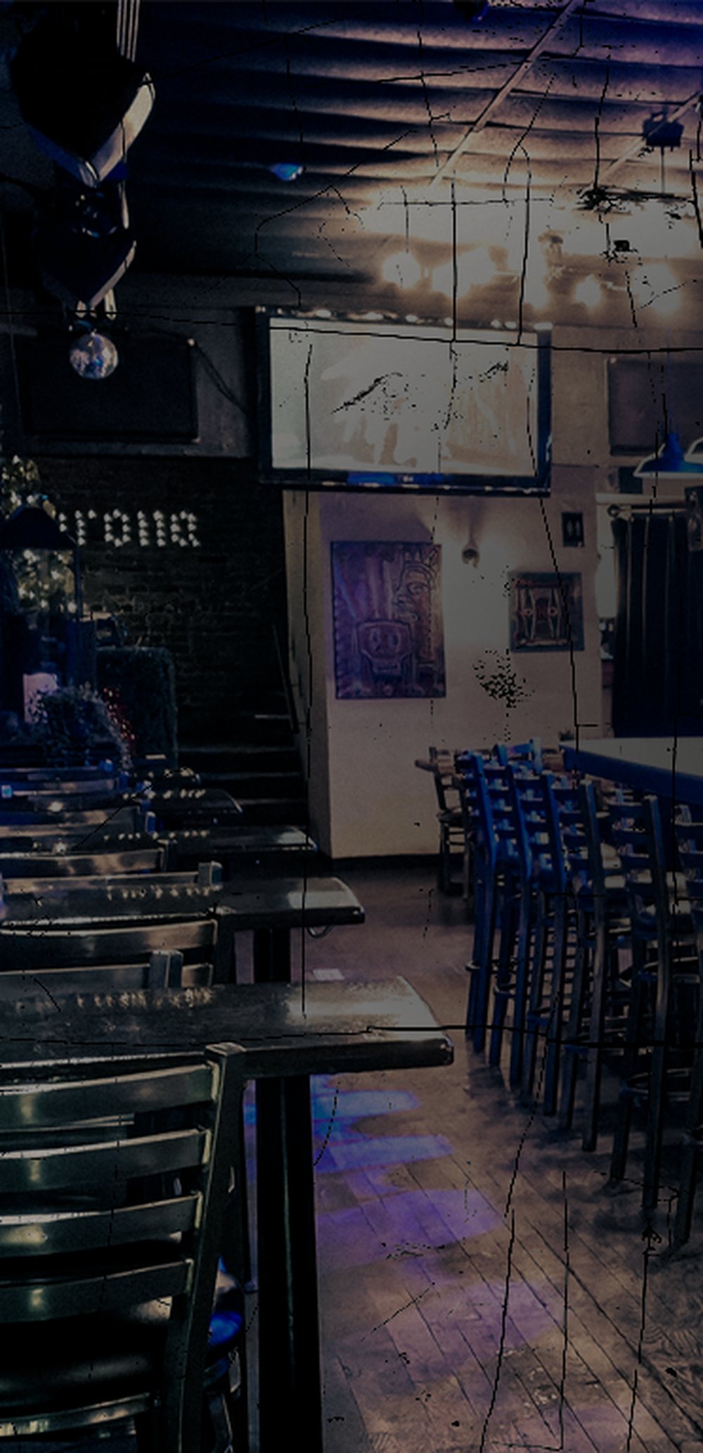 Le bar du Nord-Ouest : comptoir en longueur, tabourets hauts et lumière bleutée